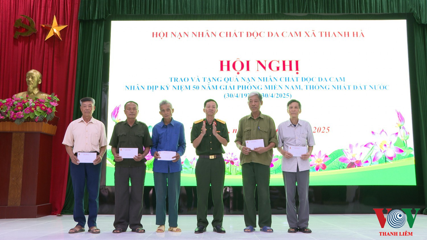 Thanh Liêm: Tặng quà nạn nhân chất độc da cam đioxin