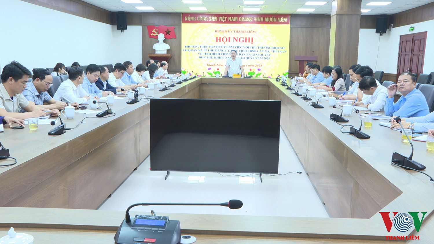 Đồng chí Hoàng Mạnh Dũng, BT HU CT HĐND huyện chủ trì hội nghị. Ảnh: Kim Dung
