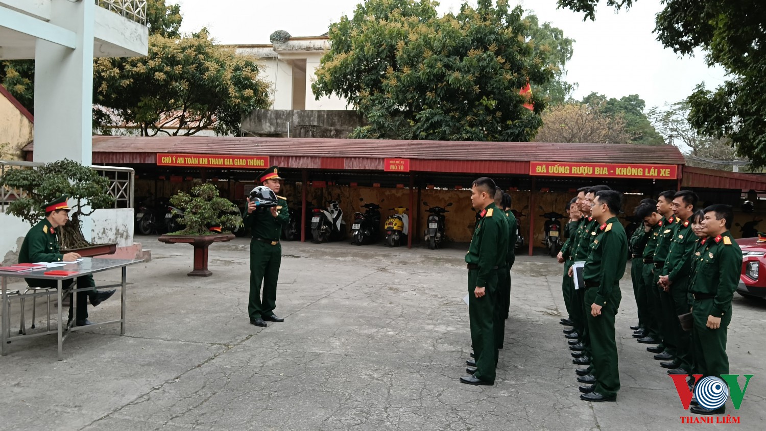 Đ.c Trung tá Phạm Văn Thụ - Phó chỉ huy trưởng/Ban CHQS huyện quán triệt, triển khai công tác kiểm tra giấy tờ, tình trạng xe cho toàn đơn vị.